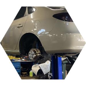 Хендай Элантра в процессе замены суппортов