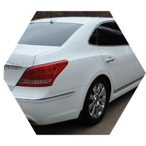 белый седан Хендай сзади