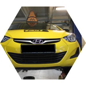 желтый Солярис на подъемнике спереди