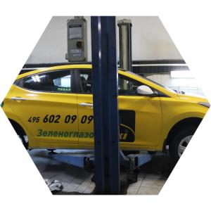 желтый Хендай на подъемнике на СТО