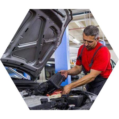 мастер обслуживает хендай