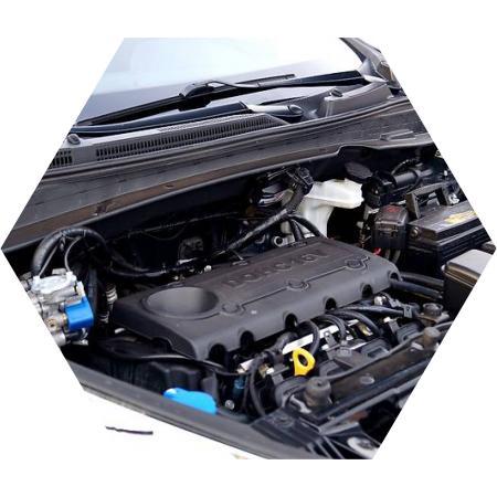 открытый капот на автомобиле
